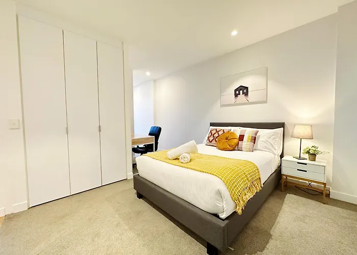 Stylish 2 Beds Apt Southerncross With Pool & Gym