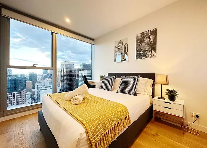 Stylish 2 Beds Apt Southerncross With Pool & Gym