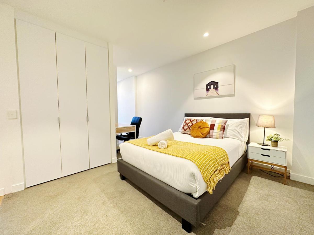 Stylish 2 Beds Southerncross With Pool & Gym Apartment